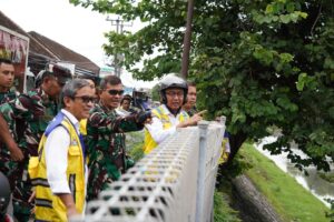 Pangdam Zamroni Tinjau Penanganan Sampah dari Sungai hingga Laut