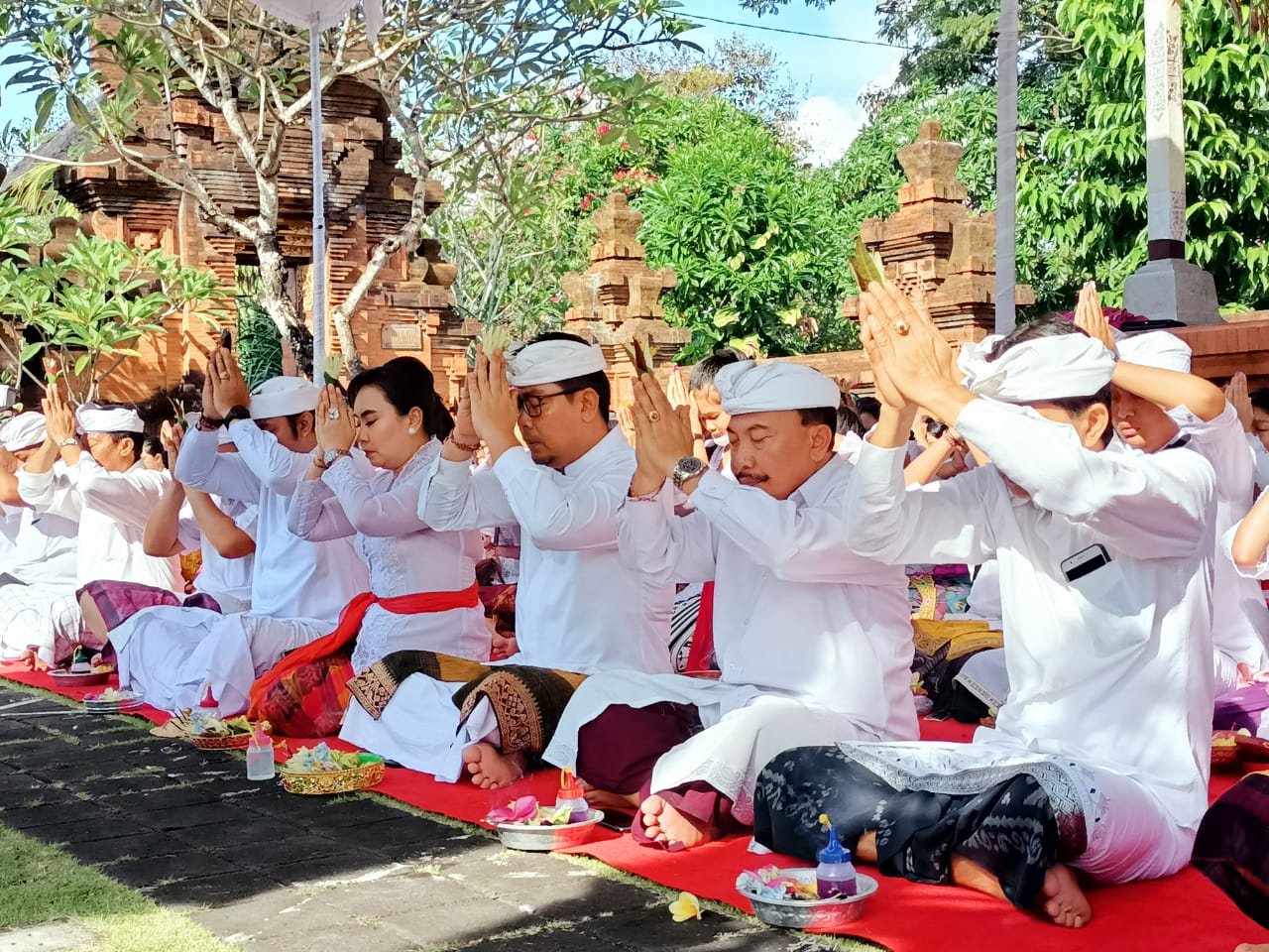 Berita_230306070600_peringati-hari-tumpek-landep-pemkot-denpasar-gelar-persembahyangan-bersama-di-pura-agung-loka-natha-denpasar (2)
