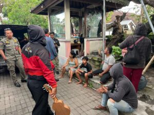Satpol PP Tertibkan Pengamen hingga Badut