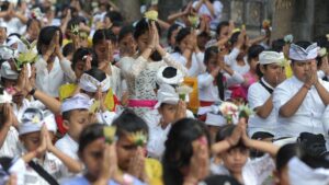perayaan hari saraswati oleh para siswa