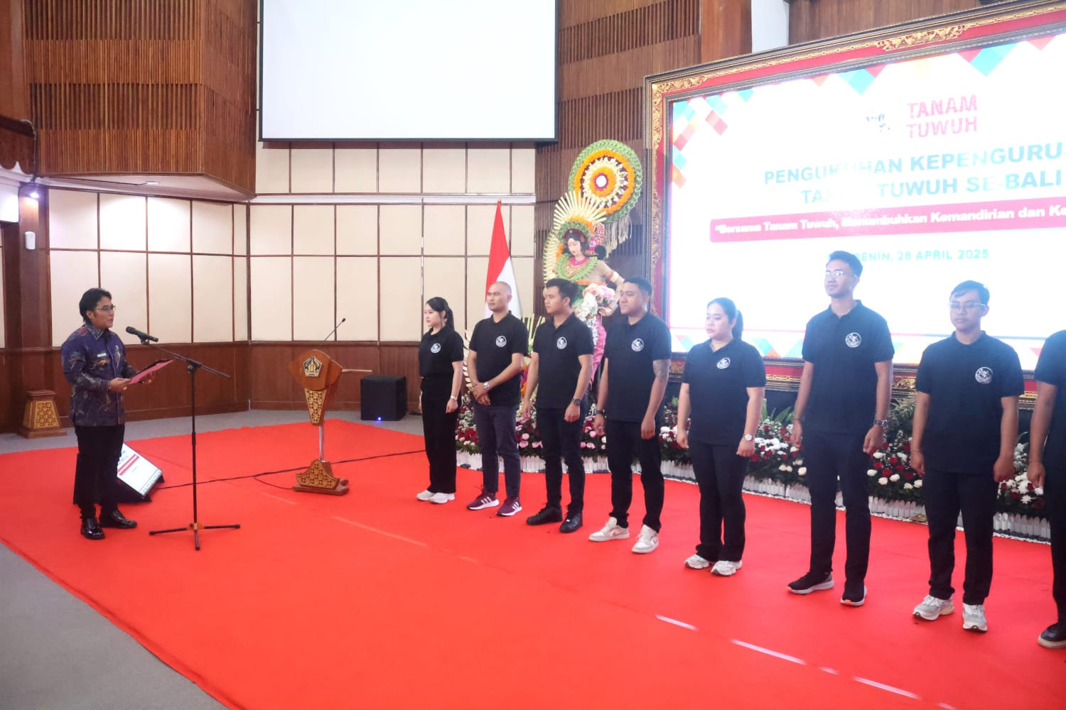 WAGUB Giri Prasta mengukuhkan Kepengurusan Tanam Tuwuh di Gedung Wiswa Sabha Utama, Kantor Gubernur Bali, pada Soma Kliwon – Kuningan, Senin (28/4).