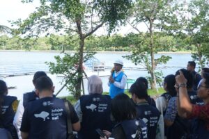 Senior Manager Unit Bisnis Pembangkitan (UBP) Bali I Made Harta Yasa saat menjelaskan profil PLTS Terapung Muara Nusa Dua 100 kWp kepada peserta Jelajag Energi Bali dari Institute for Essential Services Reform (IESR)