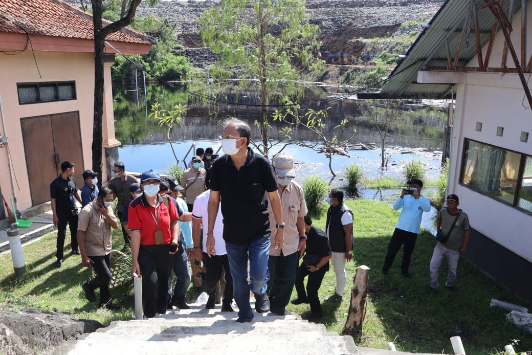 Gubernur Bali Wayan Koster didampingi Walikota Denpasar IGN Jaya Negara dan Kepala Dinas Kehutanan dan Lingkungan Hidup Provinsi Bali I Made Rentin meninjau gunung sampah di TPA Suwung Denpasar Selatan