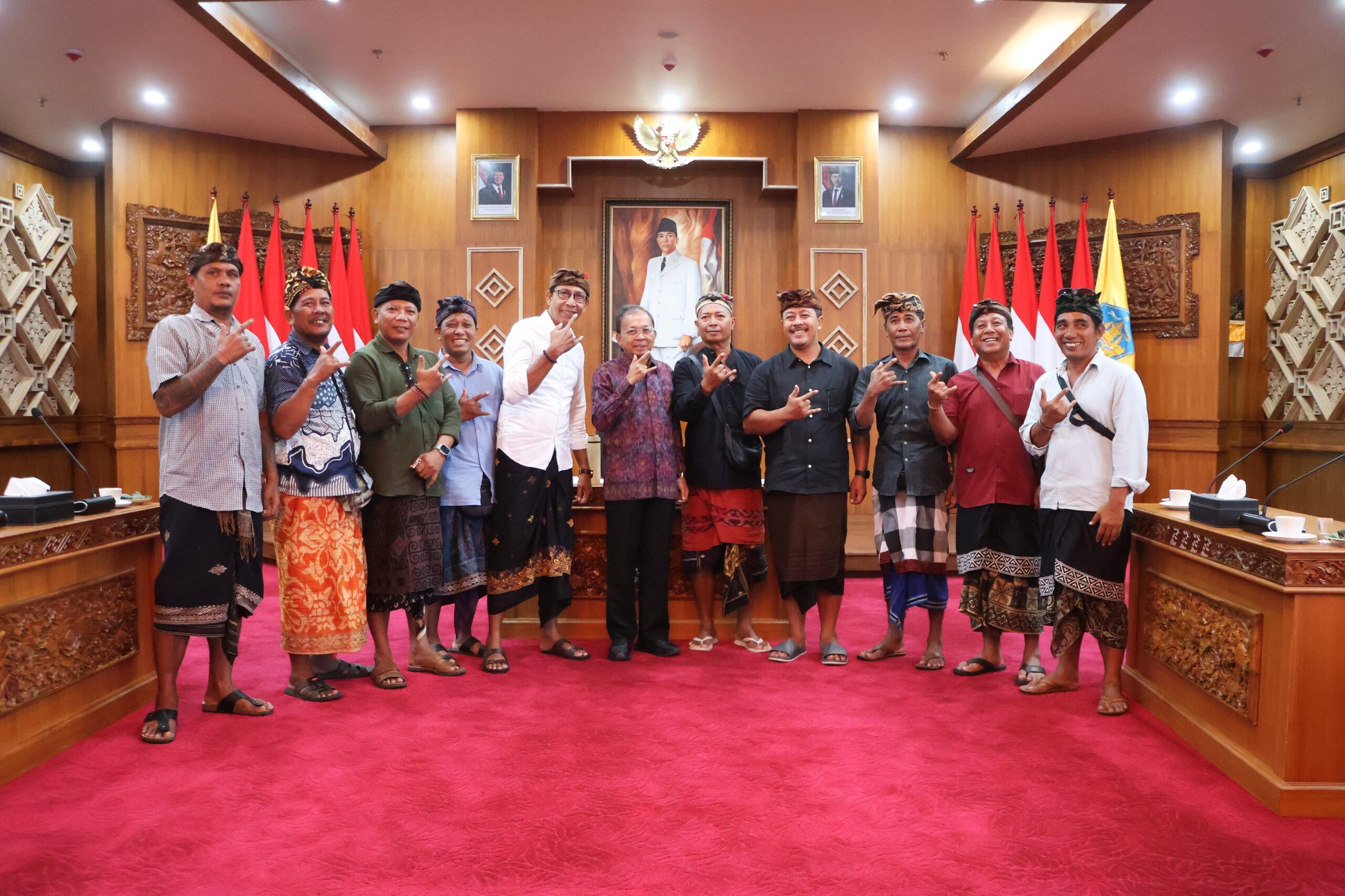 Gubernur Bali Wayan Koster menerima perwakilan masyarakat Pulau Serangan , Desa Intaran dan Desa Sidakarya dalam pertemuan terbuka terkait rencana pembangunan terminal Liquefied Natural Gas (LNG) di Pantai Sidakarya, Denpasar Selatan