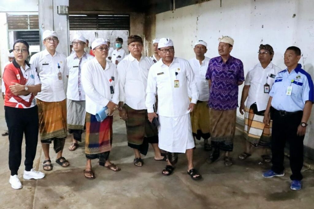 Sekretaris Daerah Kota Denpasar, Ida Bagus Alit Wiradana meninjau persiapan relokasi pedagang di kawasan Pasar Kreneng, Senin (10/6)