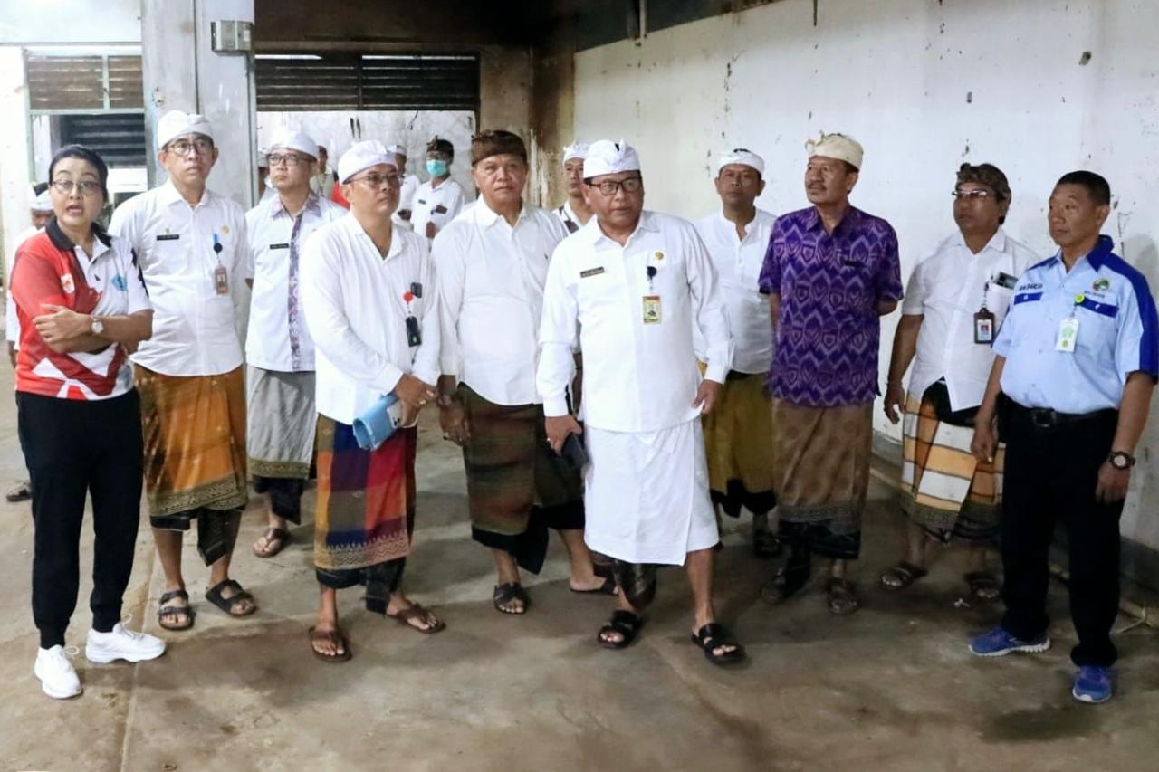 Sekretaris Daerah Kota Denpasar, Ida Bagus Alit Wiradana meninjau persiapan relokasi pedagang di kawasan Pasar Kreneng, Senin (10/6)