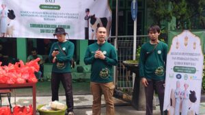 I Made Harta Yasa selaku Senior Manager PLN Indonesia Power UBP Bali memberikan sambutan dalam pelaksanaan pembagian daging Qurban kepada TAD dan Masyarakat Sekitar
