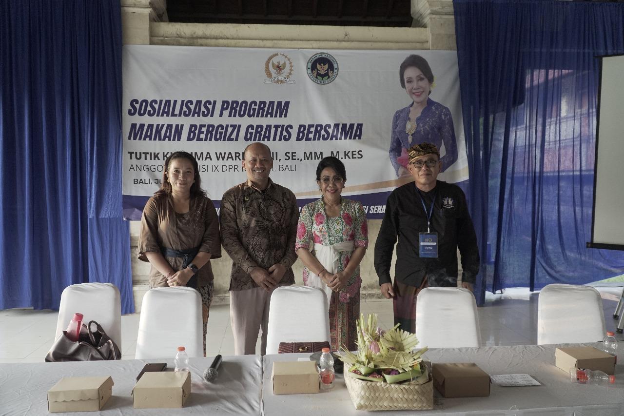 sosialisasi program Makan Bergizi Gratis (MBG) di Wantilan Desa Adat Denpasar, Sabtu, 21 Juni 2025