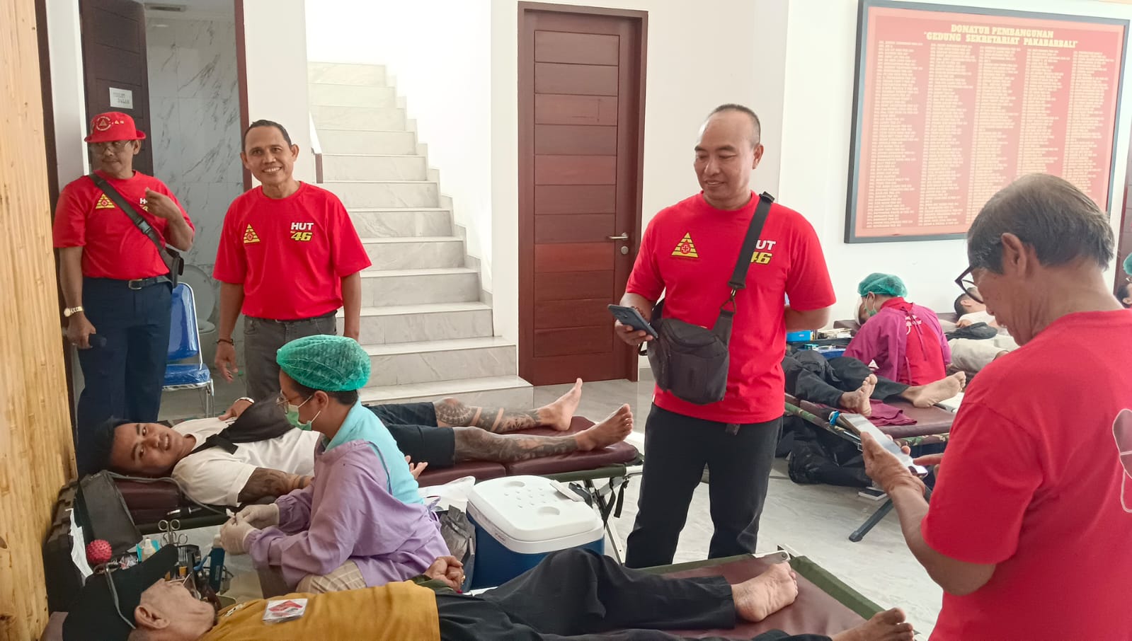 kegiatan donor darah Perhimpunan Donor Darah Indonesia (PDDI) Provinsi Bali bersama Polsek Denpasar Barat dan Perkumpulan Abadi Kalimantan Barat (PAKABAR) Bali di Sekretariat PAKABAR, Jalan Gunung Soputan, Denpasar, Sabtu (14/6/2025).