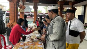 Pelaksanaan Bazar Pangan Pemkot Denpasar yang digelar guna mendukung optimalisasi pengendalian inflasi di Kawasan Banjar Bun, Kelurahan Dangin Puri, pada Jumat (25/7).  Pemkot Denpasar Kembali Gelar Bazar Pangan,