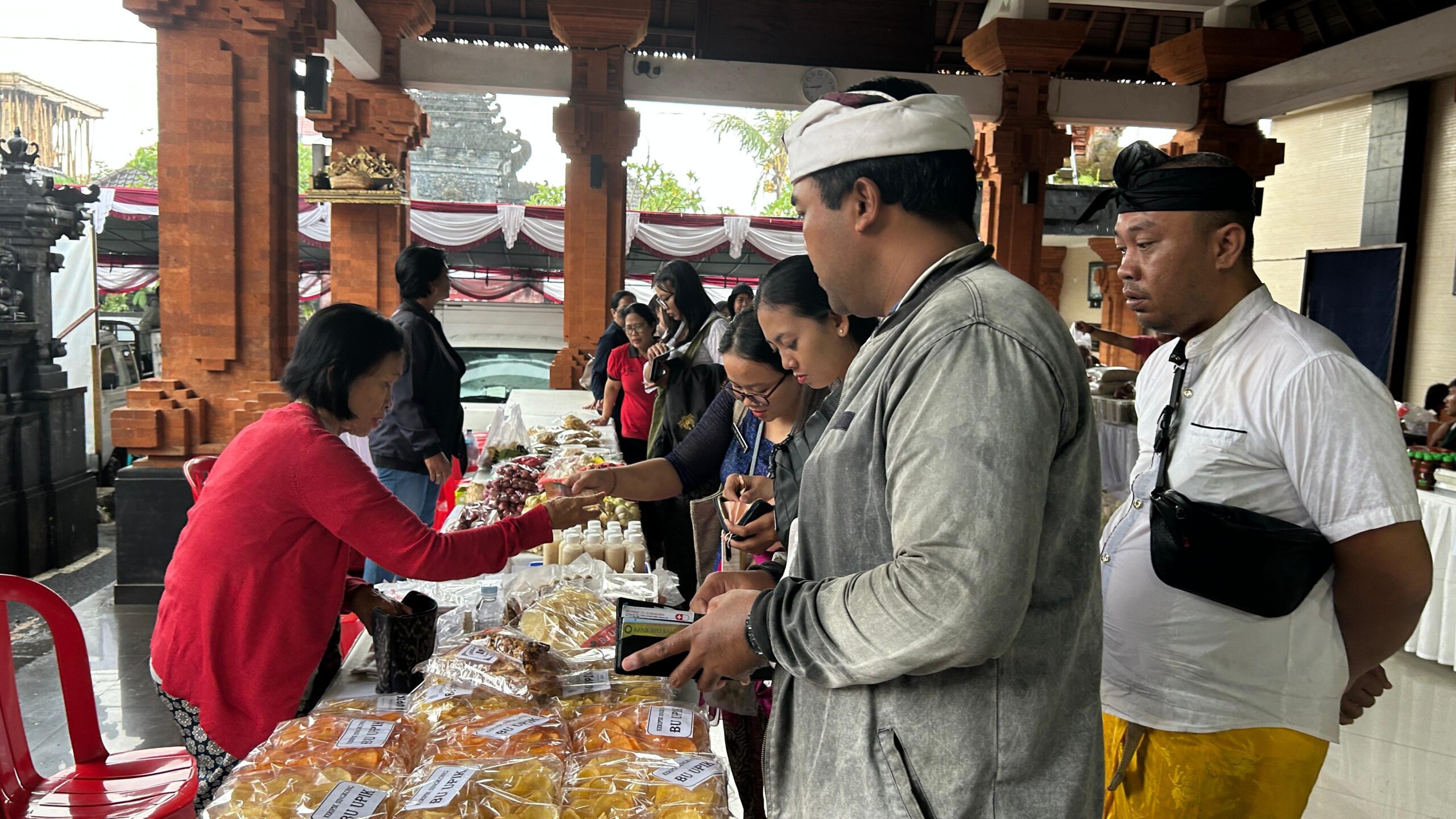 Pelaksanaan Bazar Pangan Pemkot Denpasar yang digelar guna mendukung optimalisasi pengendalian inflasi di Kawasan Banjar Bun, Kelurahan Dangin Puri, pada Jumat (25/7).  Pemkot Denpasar Kembali Gelar Bazar Pangan,