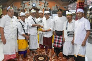 Wakil Walikota Denpasar, I Kadek Agus Arya Wibawa saat menghadiri Pujawali di Pura Batu Bintang, Banjar Batu Bintang, Desa Dauh Puri Kelod bertepatan dengan Anggarakasih Prangbakat, Selasa (22/7).