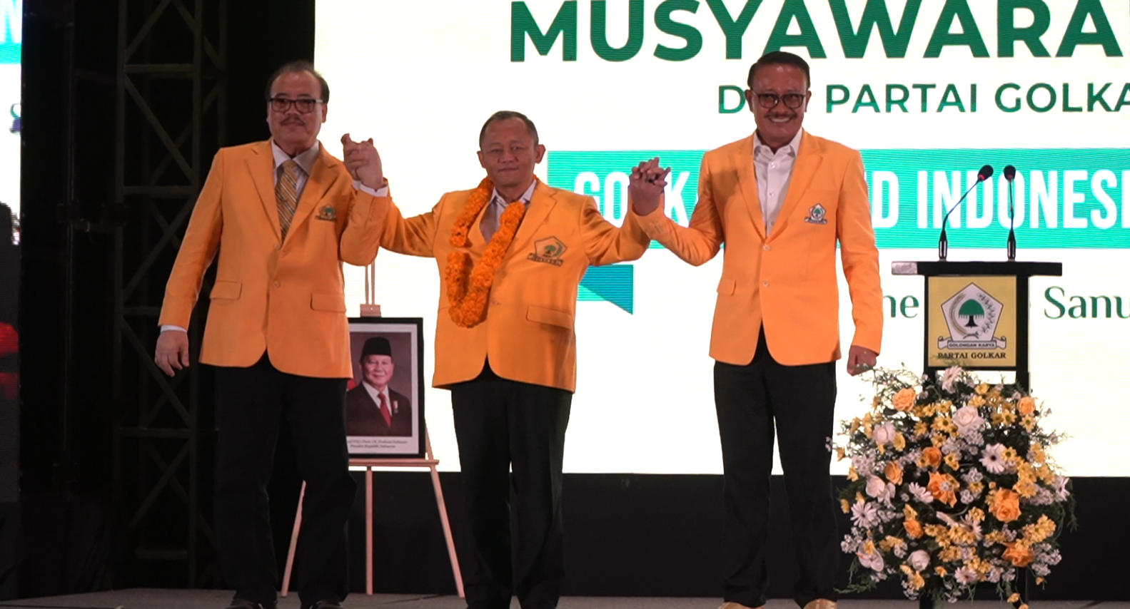 Sekjen Partai Gokar Muhammad Sarmuji (tengan) bergandengan tangan  bersama Nyoman Sugawa Korry dan I Gde Sumarjaya Lingguh. Foto : Zohra