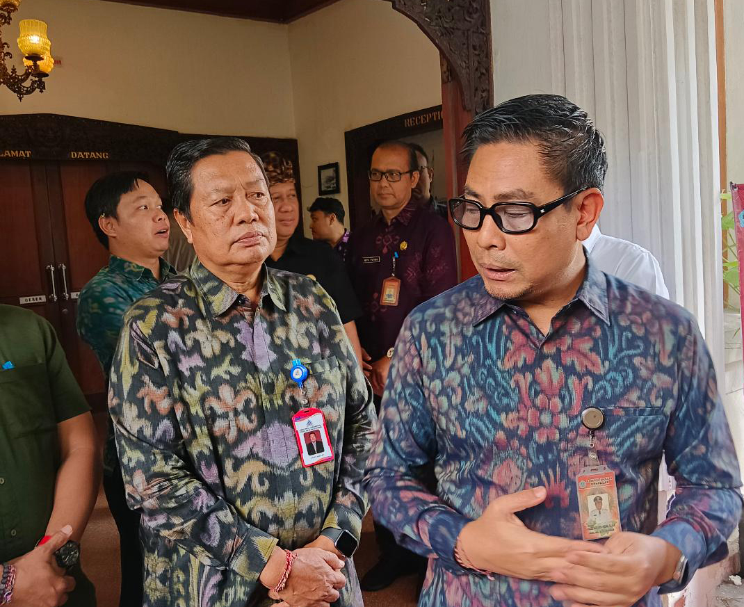 Wawali Arya Wibawa bersama Dirut Perumda Air Minum, Putu Yasa