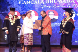 Gubernur Bali, Wayan Koster menghadiri Wisuda Sarjana, Magister, dan Doktor ke-35 Institut Seni Indonesia (ISI) Bali yang dirangkaikan dengan Pembukaan Festival Internasional Bali Padma Bhuwana V Tahun 2025, di Auditorium Kirtya Sabha Mahottama, Gedung Citta Kelangen, ISI Bali, Rabu (27/8).