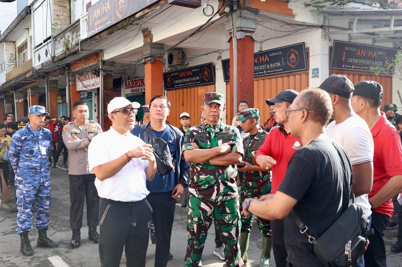 TNI Polri Bersihkan sisa banjir