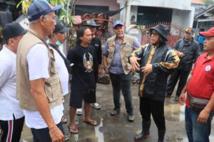 Jaya Negara saat meninjau wilayah terdampak banjir