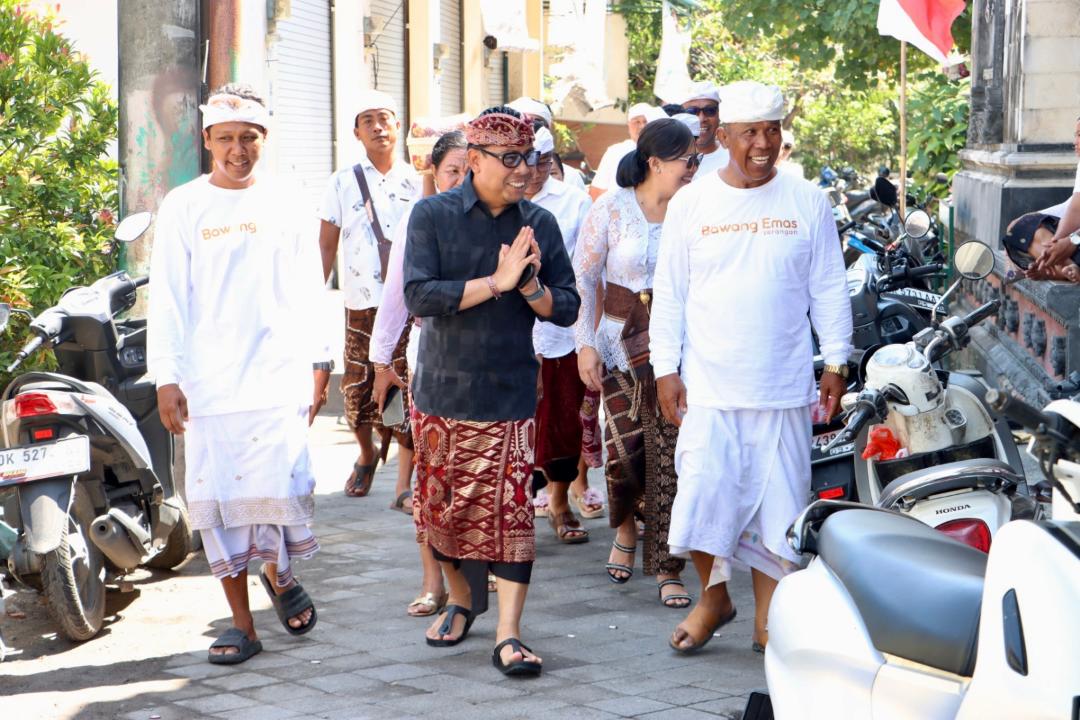 Arya Wibawa hadiri Pemlaspasan, Puja wali Pura Mrajan Pasek Gel Gel Seranga