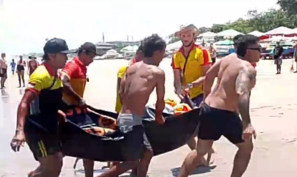 Proses evakuasi turis Inggris Harrison Edward Nada Kontounas (23) yang terseret arus di Pantai Legian.