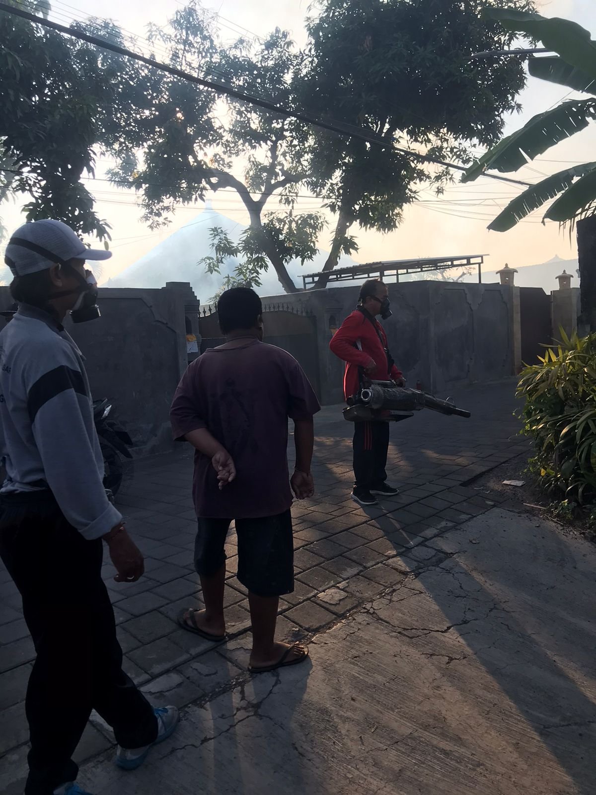Kegiatan Fogging di Jalan Hangtuah, Gg. Mawar, yang dilaksanakan Pemerintah Kota Denpasar untuk menekan kasus DBD, Kamis (9/10).