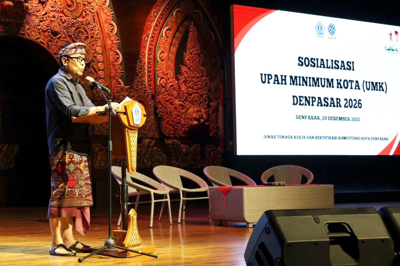 SOSIALISASI - Wakil Wali Kota Denpasar, I Kadek Agus Arya Wibawa saat  membuka Sosialisasi Upah Minimum Kota (UMK) Denpasar Tahun 2026 di Ruang Taksu, Dharma Negara Alaya (DNA) Kota Denpasar, Senin (29/12)