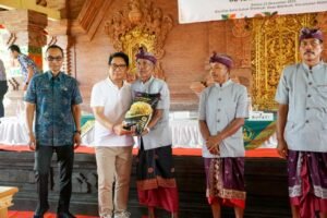 Bupati Adi Arnawa Serahkan Premi Asuransi dan Subsidi Benih Padi kepada Petani di Badung