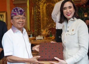 Gubernur Bali Wayan Koster bersama Menteri Pariwisata Widiyanti Putri Wardhana, dalam suatu kesempatan.