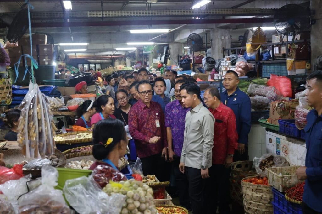 Gibran blusukan ke pasar badung