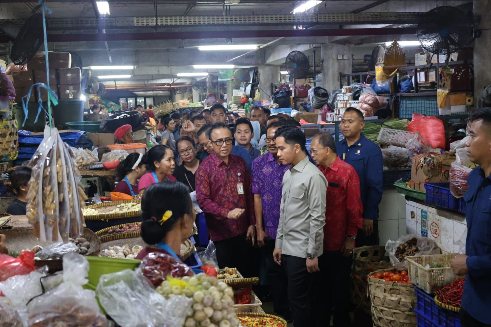 Gibran blusukan ke pasar badung