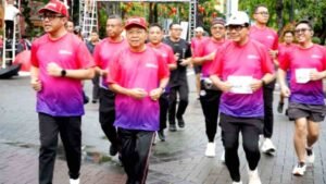 Gubernur Koster Taklukkan Rute 6K Denpasar Fun Run 2026 demi Kampanye Hidup Sehat
