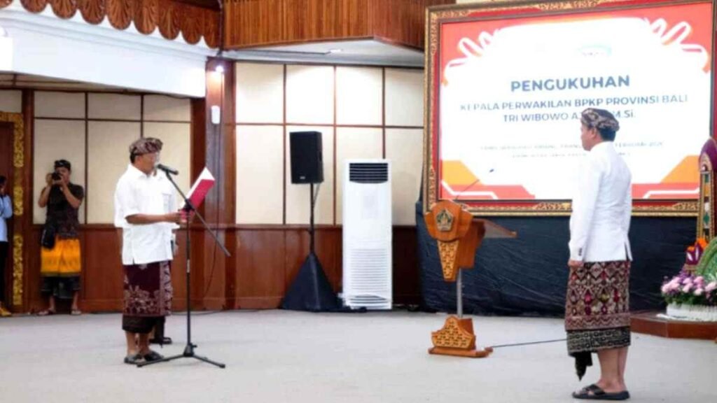 Perkuat Tata Kelola Bali, Gubernur Koster Lantik Tri Wibowo Aji sebagai Kepala BPKP Bali yang Baru