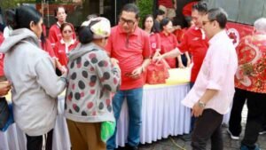Perkuat Toleransi, Sekda Denpasar Pantau Pembagian 1.200 Paket Sembako Imlek YMTB Henhao Bali