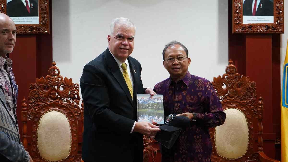 Strategi Gubernur Koster Garap Pariwisata Bali Berkualitas Gandeng Dubes AS dan Perangi Scam