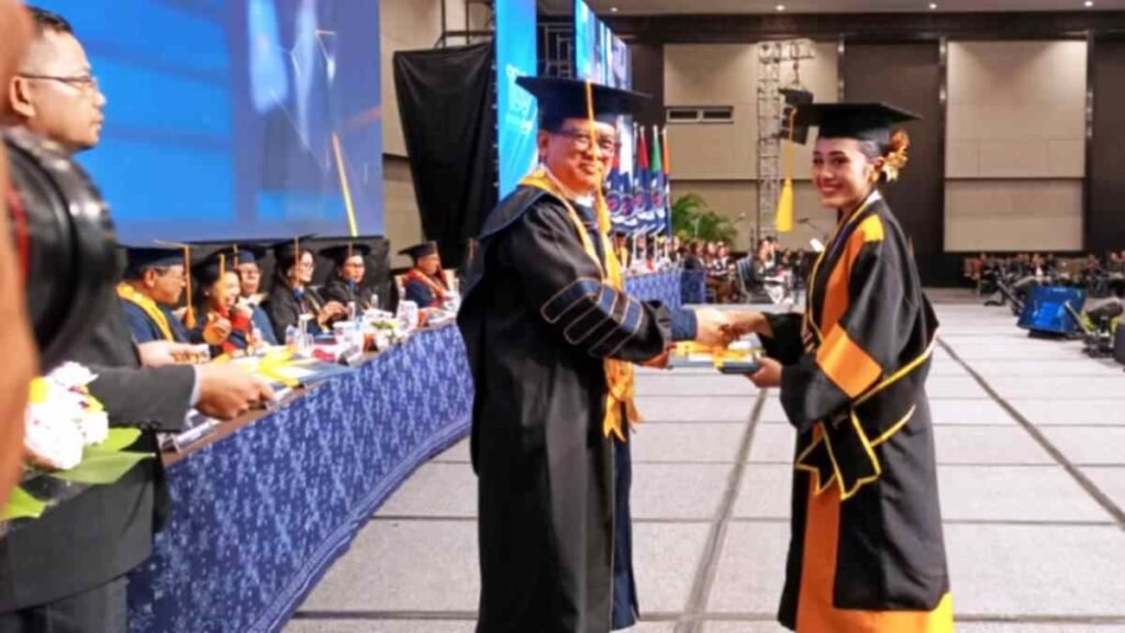 Wisuda ke-100 Undiknas Lepas 750 Lulusan dan Siap Luncurkan IUP