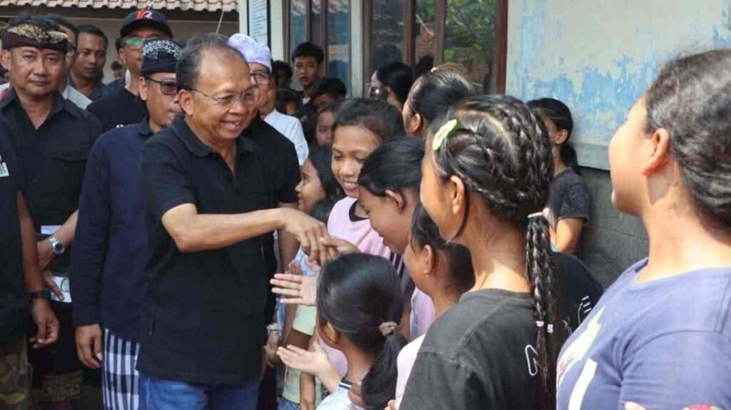 Gubernur Koster Salurkan Bantuan Rp 1,26 Miliar untuk Korban Banjir Buleleng dan Perbaikan SDN 5 Banjar