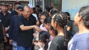 Gubernur Koster Salurkan Bantuan Rp 1,26 Miliar untuk Korban Banjir Buleleng dan Perbaikan SDN 5 Banjar