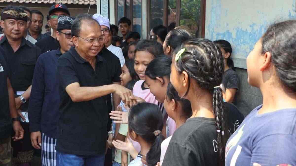 Gubernur Koster Salurkan Bantuan Rp 1,26 Miliar untuk Korban Banjir Buleleng dan Perbaikan SDN 5 Banjar