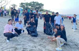 Peringati Hari Air Sedunia, Bawaslu Badung dan Kawan Alam Bali Gelar Aksi Bersih-Bersih di Pantai Kuta