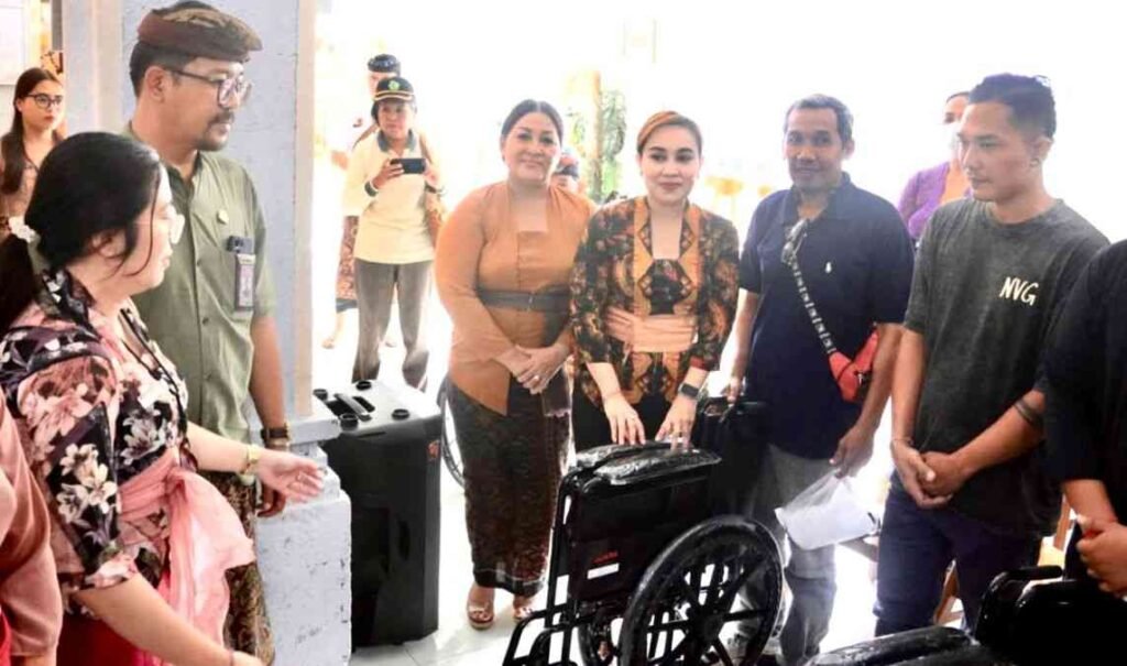 Wujud Kepedulian Sosial, Pemkot Denpasar Salurkan Bantuan 100 Kursi Roda bagi Warga di Tahun 2026