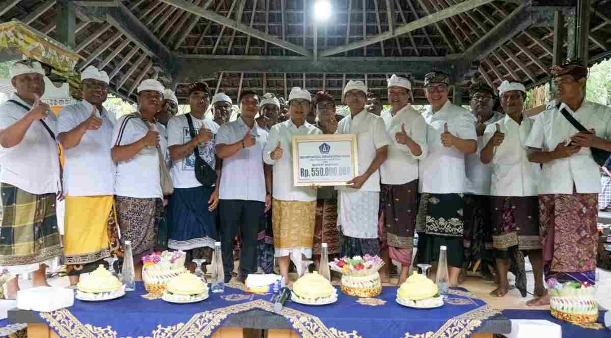 Percepat Pemulihan Pasca Bencana, Bupati Badung Serahkan Bantuan Rp 550 Juta untuk Pura Taman Beji Magendra