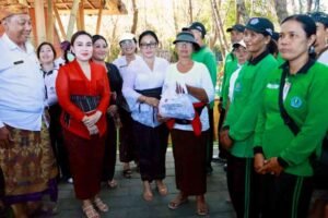 Peringati Hardiknas 2026, Pemkot Denpasar Salurkan Sembako bagi Pahlawan Kebersihan Pantai Muntig Siokan