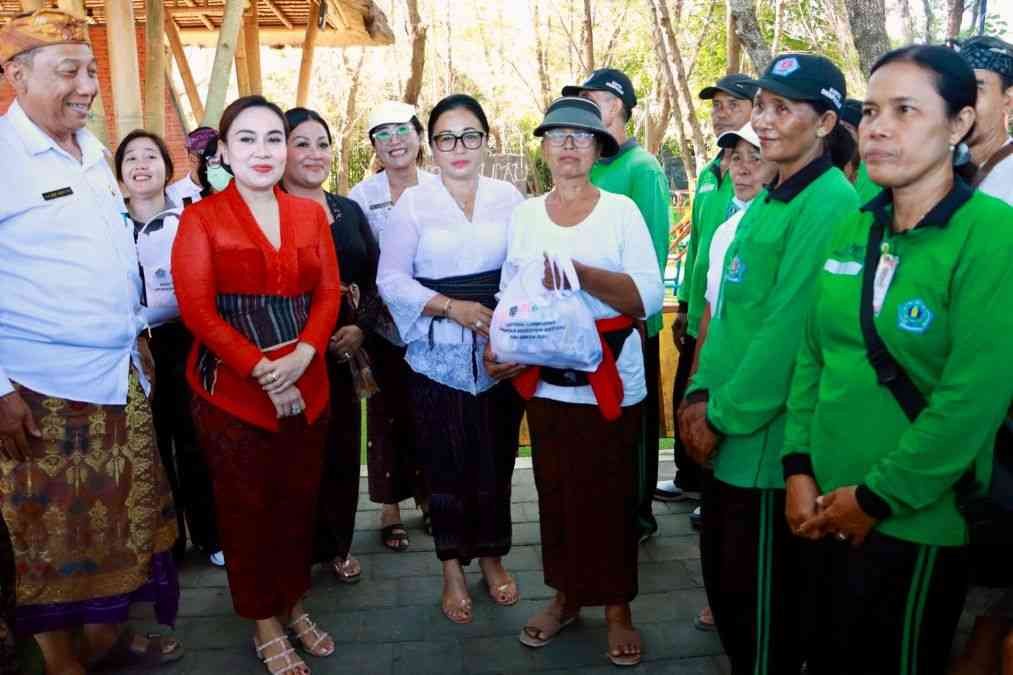 Peringati Hardiknas 2026, Pemkot Denpasar Salurkan Sembako bagi Pahlawan Kebersihan Pantai Muntig Siokan