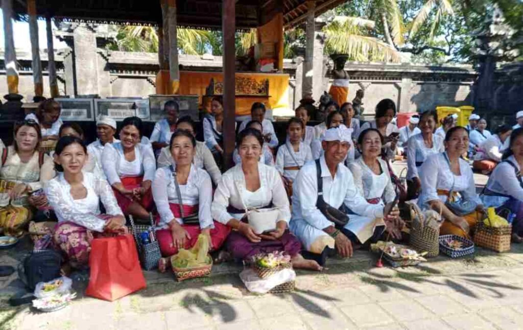 Rayakan Hari Kartini 2026, PKK Banjar Kemenuh Kangin Gelar Tirtayatra Spiritual ke Bali Barat