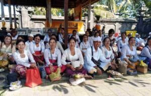 Rayakan Hari Kartini 2026, PKK Banjar Kemenuh Kangin Gelar Tirtayatra Spiritual ke Bali Barat