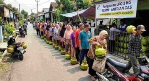 Sekda Lombok Timur Pastikan Kelangkaan LPG 3 Kg Tak Terkait Konflik Timur Tengah