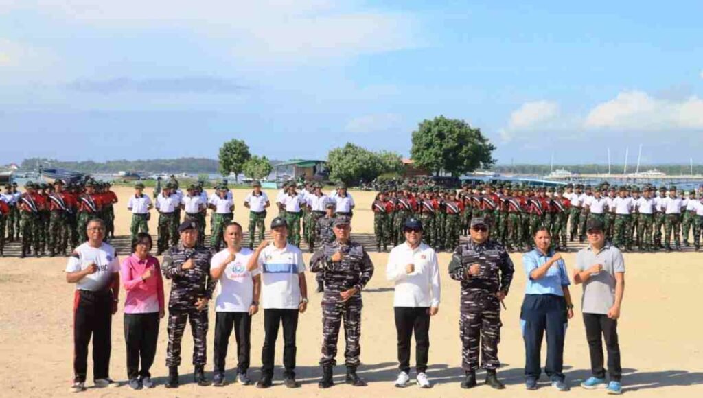 Sinergi Jaga Kelestarian Pesisir Sanur, Walikota Denpasar Dukung Aksi Bersih-Bersih Pantai Mertasari oleh TNI AL