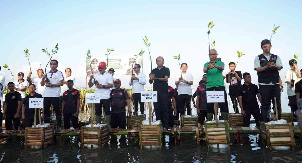 Strategi Gubernur Koster Perkuat Ekosistem Bali Melalui Penanaman Mangrove di Tahura Tanjung Benoa