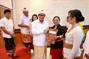 Tingkatkan Mutu Pendidikan, Sekda Denpasar Serahkan SK bagi 41 Kepala Sekolah Baru
