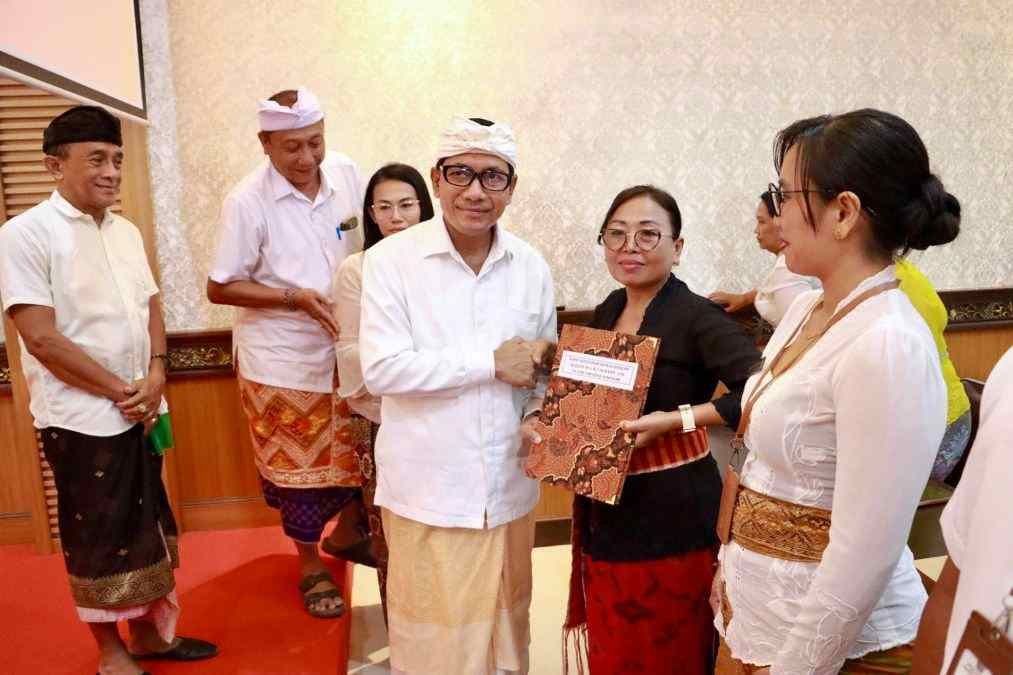 Tingkatkan Mutu Pendidikan, Sekda Denpasar Serahkan SK bagi 41 Kepala Sekolah Baru