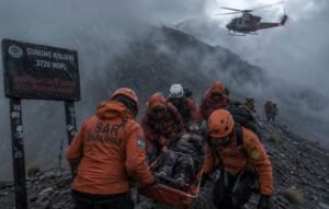 Kabut Tebal Halangi Evakuasi Helikopter Pendaki Malaysia yang Cedera di Gunung Rinjani